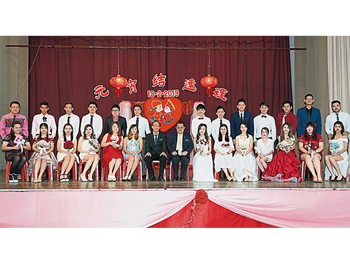 在吴业成（前左7起）及黄保生见证下，13对新人趁元宵节注册结婚。