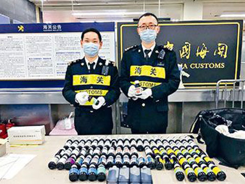 深圳关员上月截获近百瓶咳药水。