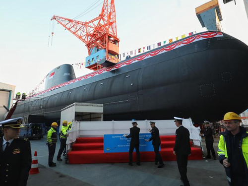 首艘潜艇“长胜号”下水。