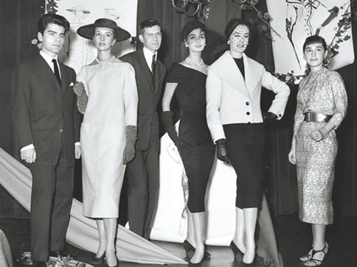 1954年国际羊毛标志大奖，老佛爷（左1）在外套组胜出，圣罗兰（左3）则赢了晚装组首奖。互联网