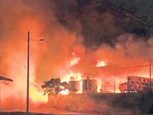 塑料品制造厂露天仓库发生大火，火舌冲天。