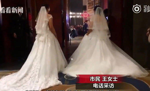 除了新郎和新娘外，两名身穿婚纱的母亲也走入了婚礼现场。