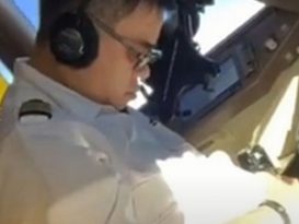 华航飞机行驶中 机师竟低头打瞌睡