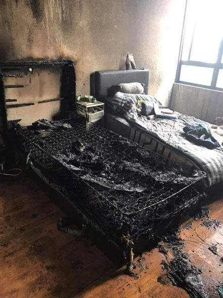 房间内的其中一张床被烧毁。