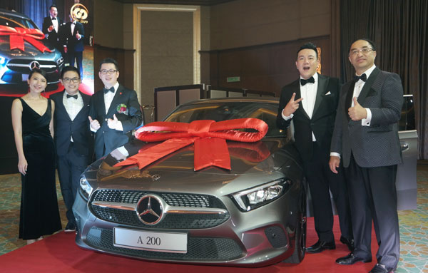 林瑞国（右起）、林德荣、杨佳贤和萧慧敏一起颁发“Travel & Win”轿车大奖，由Ice Holidays营销经理罗金顺（左3）代领。