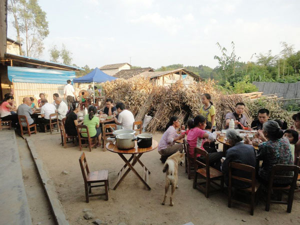 小农村里的餐聚，吃的是浓浓的心情味。