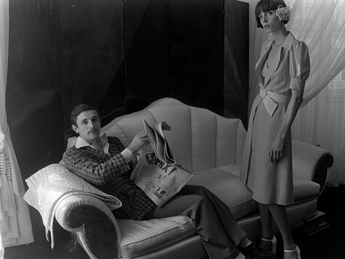 1974年，巴谢尔（左）与一名女模特儿为Chloe品牌成衣拍摄广告。