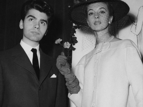 1954年国际羊毛标志大奖，老佛爷（左）在外套组胜出，开启他的时尚身涯。