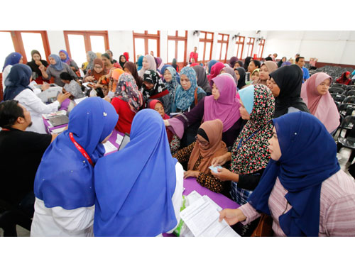 霹州政府经过连串研究，采取与州内各县署合作方案，即进行下乡活动，以“上门”方式为符合资格的妇女登记。