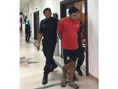 被告（红衣者）被警员押离法庭带往监狱服刑。 