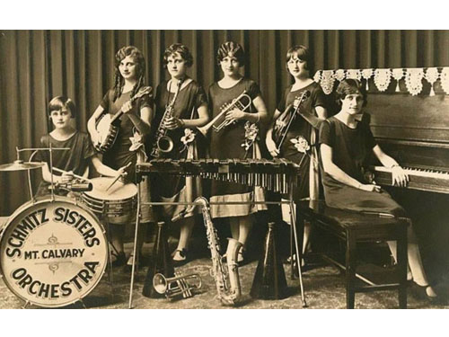 姐妹八人成立的Schmitz Sisters Family Orchestra。