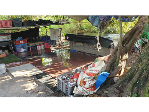 帐篷内摆放着各种生活用具，其中还有啤酒和香米。（移民与关卡局提供）
