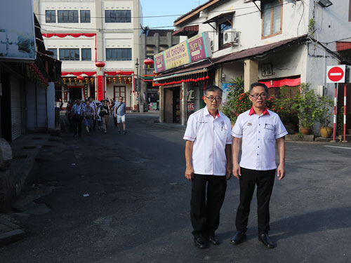 刘志良（右）及陈劲源希望重铺工程进行时，公路使用者及老街商家能避开进入老街。