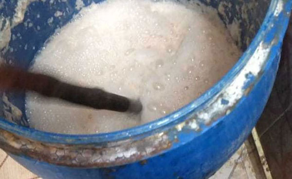 警方发现制作假酒的塑料桶。（互联网）
