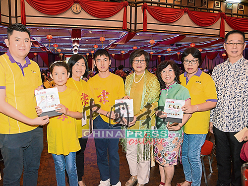  吉隆坡聋哑俱乐部赠送桌历纪念品给本报及雪隆海南会馆代表，左为陈允耀、右起为陈福祥、符晓安、王少珍和林秋雅。