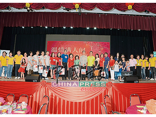爱心满堂献温情，大会、《中国报》代表和善心人士，上台献送爱心红包。