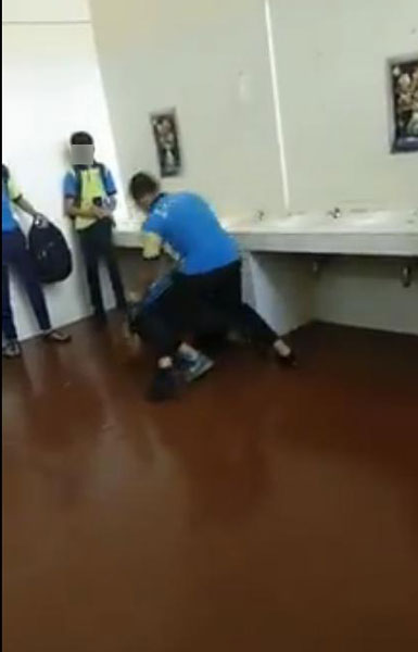 身穿蓝色上衣的同学，突然朝男学生狂殴。