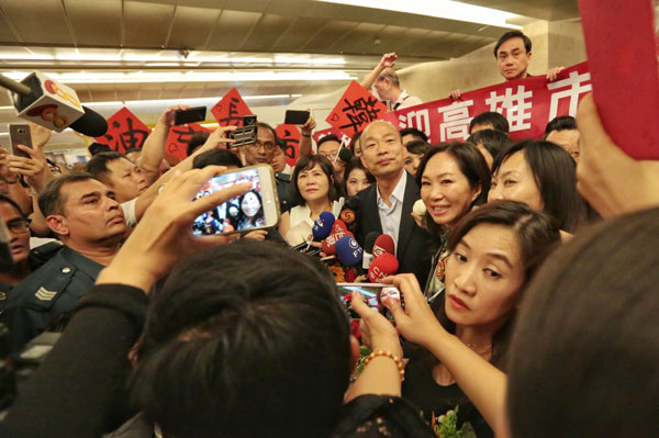 韩国瑜抵达新加坡，受到热烈欢迎。