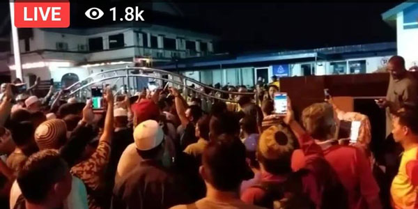 多名穆斯林聚集在怡保警区警局外，抗议警方从宽处理华裔男子侮辱伊斯兰先知穆罕默德。（图取自Maniam Manickam面子书）