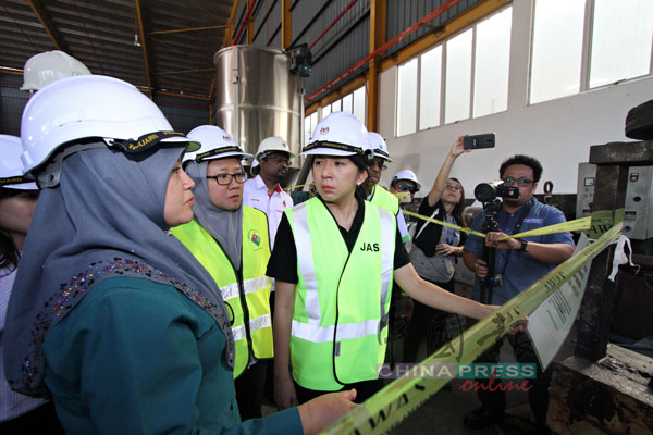 非法运作的回收工厂的机械遭环境部查封，左起为诺哈芝妮、依娜拉莎慕妮拉、杨美盈。