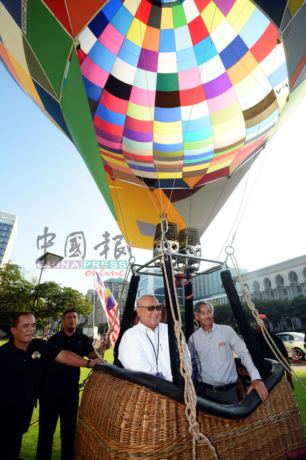 阿米努丁（热气球内左者）与莫哈末苏比乘坐热气球升空。