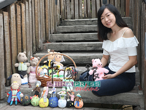 黄婉秋从2014年开始办娃娃手作坊，至今约办了20场，且研发约十几种造型娃娃，例如跑步娃娃、新生儿宝宝、唐老鸭和羊等。