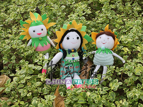 去年为“生命线”举办25周年筹款，黄婉秋制作了“向日葵娃娃”，分为男娃娃、女娃娃和宝宝。