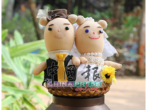 当初想做“结婚娃娃”送给台湾教会时，黄婉秋并没有想要做成人或动物造型，于是制作了两个圆形体，然后加上耳朵，再为它们设计结婚礼服。