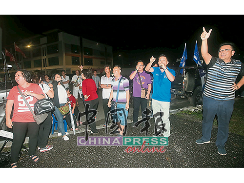赵启兴（右2）向着希盟的讲座方向抛出热门课题，马华支持者也在旁加油打气。