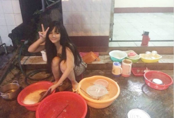 阮燕蹲在地上洗碗，照片在网上爆红。