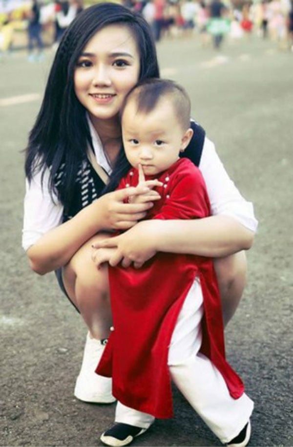 阮燕抱着宝宝合照。