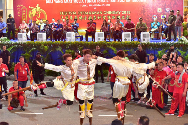 马来西亚新山洪扬体育会在恭迎台前，表演踩高跷精彩技艺。