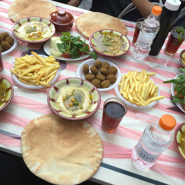 摆满桌面的早餐，散发着约旦子民日常一天的气息。