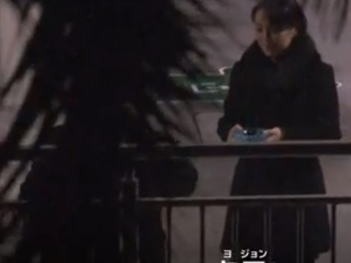 日本传媒拍摄到金正恩步出月台抽烟，胞妹金与正手持烟灰缸侍候。