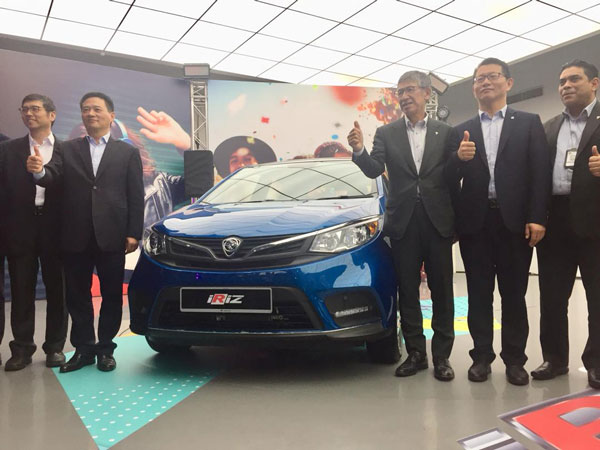 宝腾汽车总执行长李春荣博士（左2）及高层职员，主持媒体预览后合照。