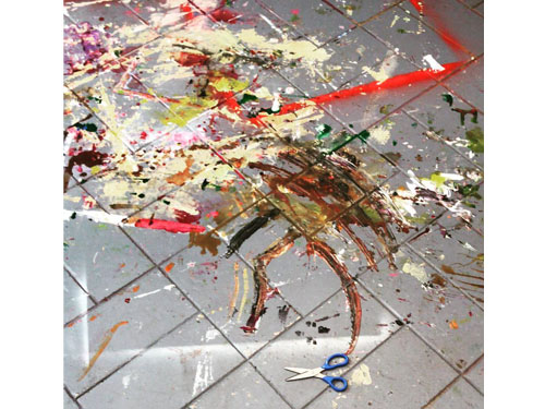 张柏芝IG配图疑似画画现场一片凌乱，地上还有一把剪刀和水果刀。