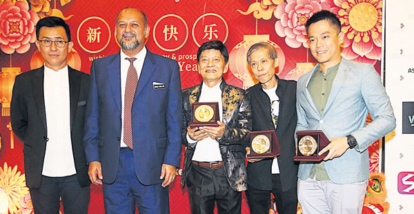 赖昌铭（左起）邀请哥宾星颁奖给郑锦昌、周以勤和郑建国。