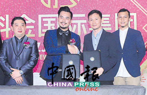 拿督斯里洪日谦（左起）、拿督王义翔、导演王喜民和副导演Dharma Aizat一同进行电影签约仪式。
