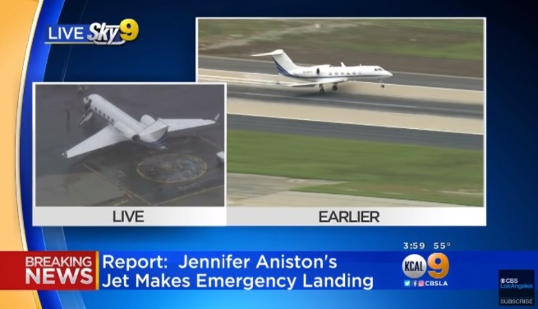 有传媒拍下逼降的场面，拍到飞机前方一个轮胎飞脱。（互联网）