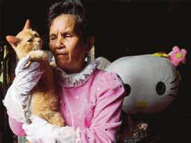 老妇扮“吉蒂猫”讨钱 养活家中50只猫