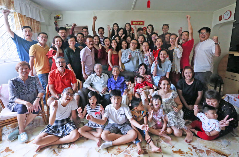黄亚鸾一家今年初二五代同堂，50多名亲戚齐聚一堂。 