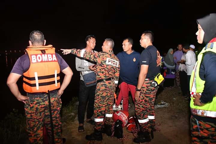 参与搜救行动的消拯员商讨搜救对策。