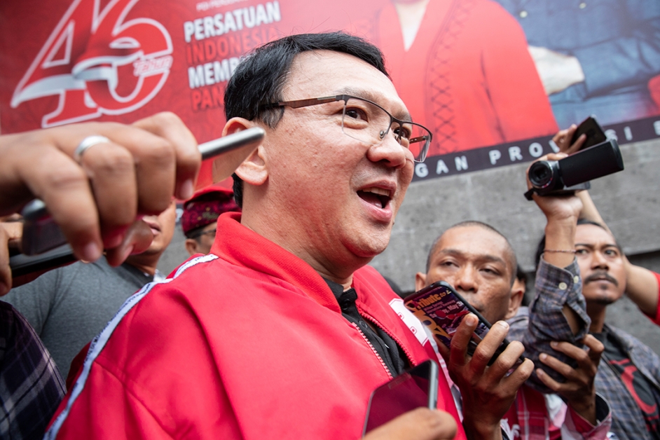 锺万学身穿斗争派民主党的红色外套，在峇厘岛宣布复出。（欧新社）
