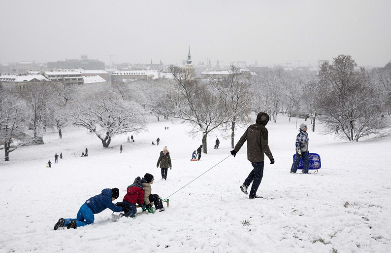 匈牙利推动提高生育率的措施，图为布达佩斯儿童冬日玩雪。（互联网）