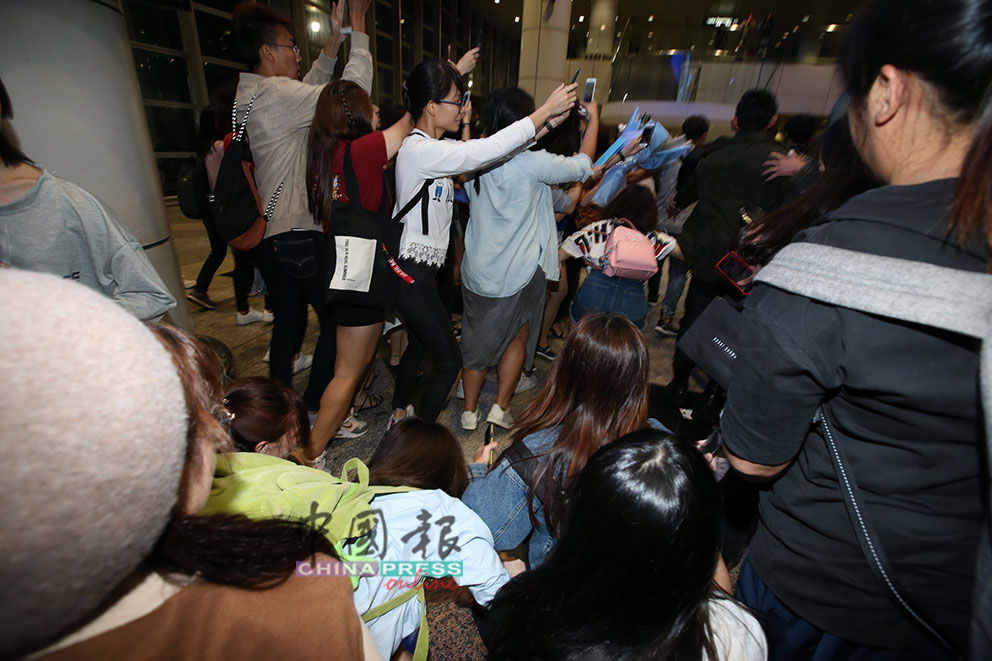 现场粉丝不断涌上包围王俊凯，导致有女粉丝被推挤跌倒。