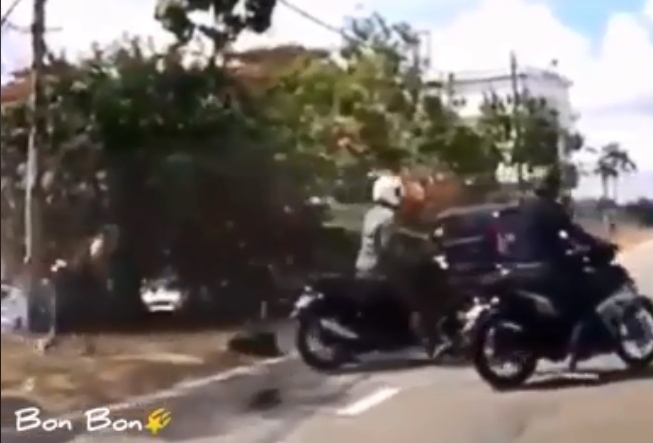 男子和匪徒双双跌在路旁，两人缠斗时，另3辆摩哆的匪徒追了上来。（图取自Media Viral Johor面子书）