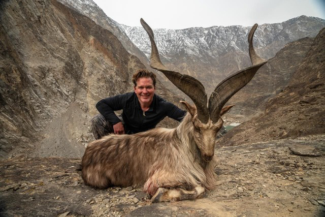 被巴基斯坦媒体报导的美国猎人哈伦及被猎杀的捻角山羊。