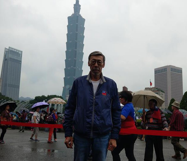 冯淬帆去年10月在台北信义商圈拍下生活照。