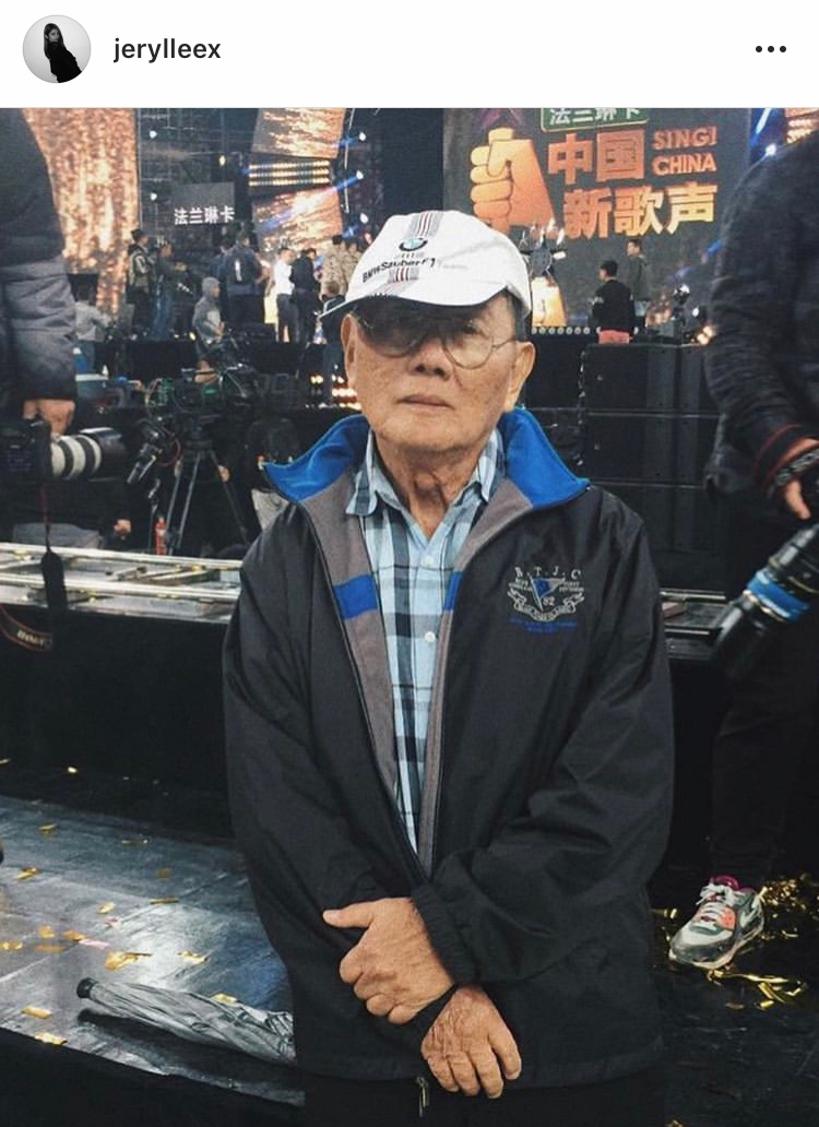 李佩玲爸爸早前飞往北京出席《中国新歌声》总决赛，这也是李爸爸第一次在现场观看女儿比赛。