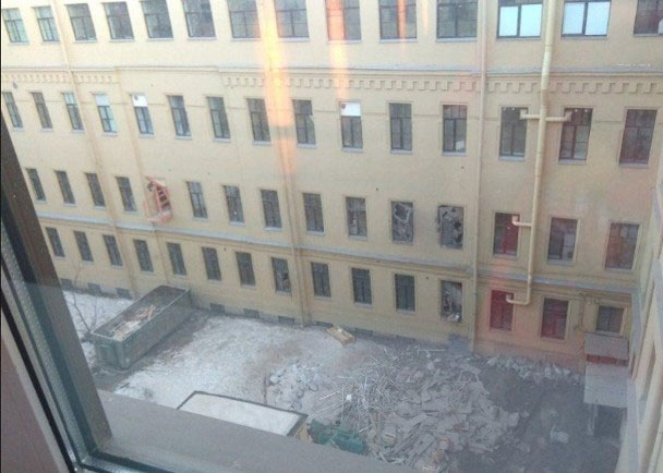 碎片散落到大楼外。（互联网）